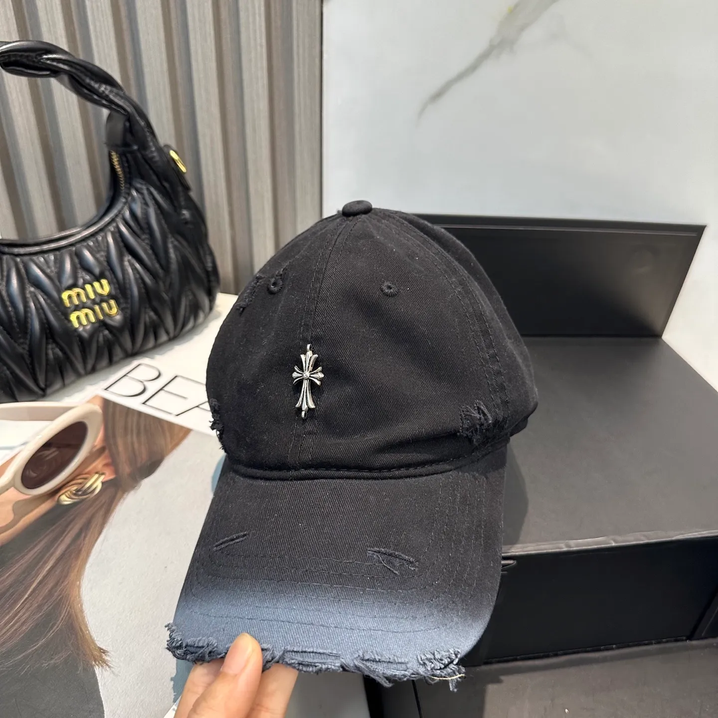 P70 Crow Heart 🆕🆕New baseball cap, stylish and classic cross logo, casual with a cool feeling, unisex style, same style for men and women! Very easy to match! Head circumference: 56-58cm is available